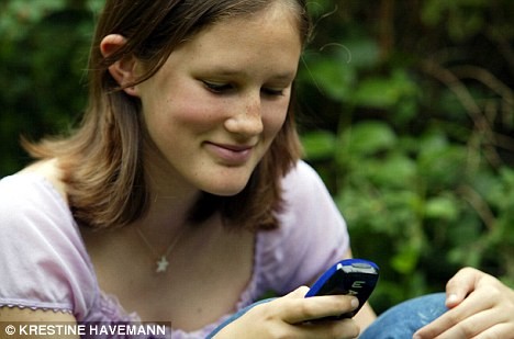 超过1/5的英国年轻人宁愿挨饿24个小时也不愿离开手机