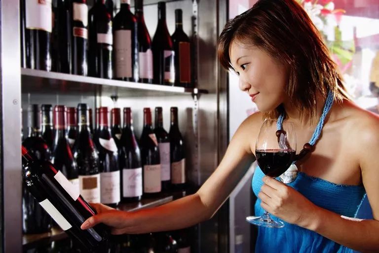 中国葡萄酒市场的消费特征： 购买渠道、考虑因素及偏好产地 