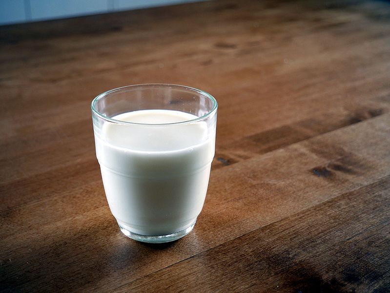 《国际肥胖症杂志》：研究显示喝牛奶和胆固醇增加之间没有联系