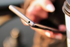 hands-coffee-smartphone-technology-604x270.jpg